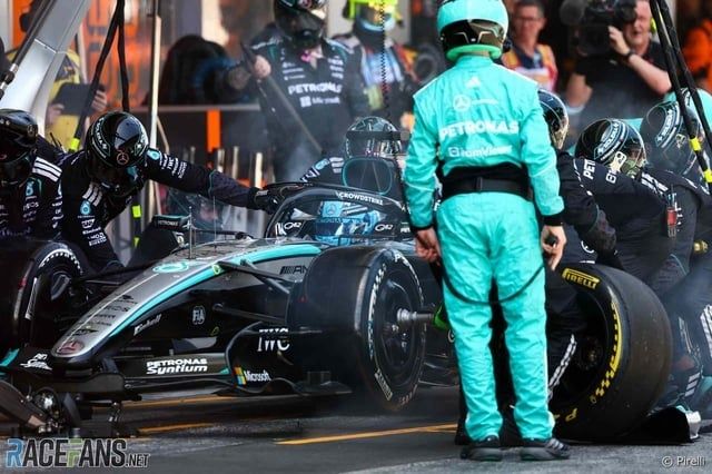 Mercedes Formule 1-auto tijdens een snelle pitstop met het team eromheen