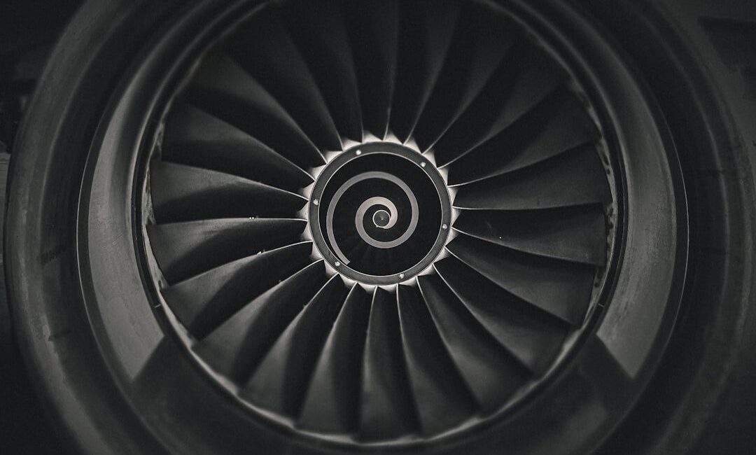 Close-up van een donkere turbine met radiale schoepen en spiraalvormig middelpunt