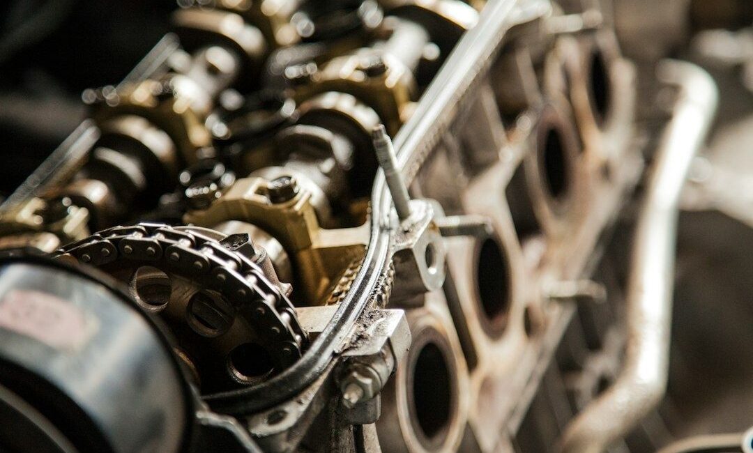 Close-up van een open verbrandingsmotor met ketting en cilinders